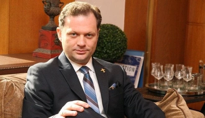 Ο πρώην αξιωματικός της Πολεμικής Αεροπορίας που θέλει τα ναυπηγεία Σκαραμαγκά και Ελευσίνας